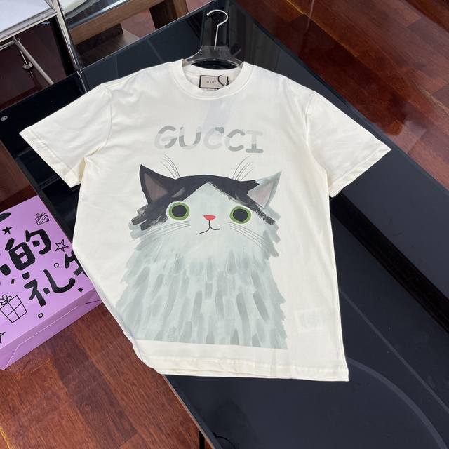 Gucci 2025夏季重磅新品来袭！无感印花高克重短袖，解锁轻奢穿搭新体验｜337 面料升级 品质触手可及 严选客供定制针织 %纯棉面料，触感细腻亲肤，高克重