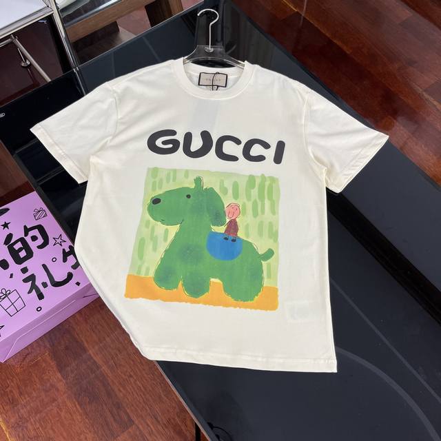 Gucci 2025夏季重磅新品来袭！无感印花高克重短袖，解锁轻奢穿搭新体验｜367 面料升级 品质触手可及 严选客供定制针织 %纯棉面料，触感细腻亲肤，高克重