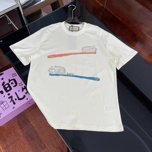 Gucci 2025夏季重磅新品来袭！无感印花高克重短袖，解锁轻奢穿搭新体验｜353 面料升级 品质触手可及 严选客供定制针织 %纯棉面料，触感细腻亲肤，高克重
