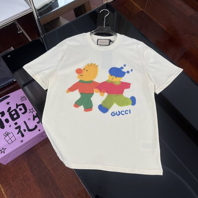 Gucci 2025夏季重磅新品来袭！无感印花高克重短袖，解锁轻奢穿搭新体验｜372 面料升级 品质触手可及 严选客供定制针织 %纯棉面料，触感细腻亲肤，高克重