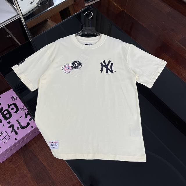 New Era X Mlb 专柜同步！纽亦华携手纽约洋基队推出联名款，加油手势喇叭花印花情侣圆领短袖T恤｜205 原单防伪吊牌版本，品质在线～ 面料：原版240