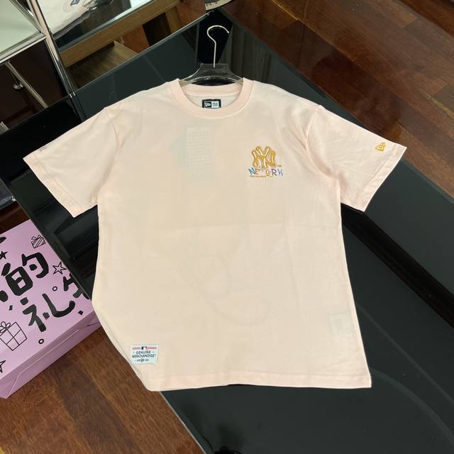 New Era X Mlb 专柜同步！纽亦华携手纽约洋基队推出联名款，前后发泡印花后背刺绣情侣圆领短袖T恤｜206 原单防伪吊牌版本，品质在线～ 面料：原版24