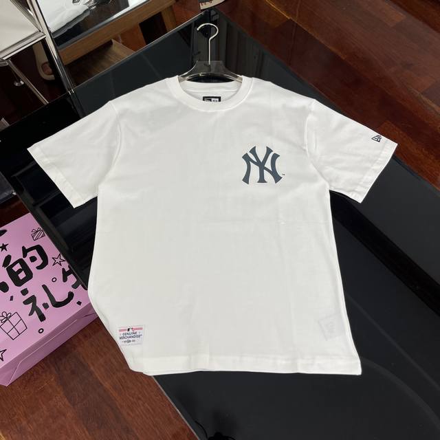 New Era X Mlb 专柜同步！纽亦华携手纽约洋基队推出联名款，后背腰果花字母印花情侣圆领短袖T恤｜201 原单防伪吊牌版本，品质在线～ 面料：原版240