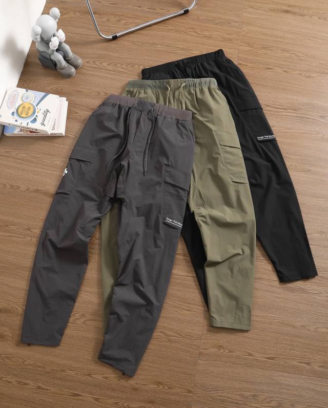 上新 品牌：迪桑特 Descente 尺码：M-L-Xl-Xxl 颜色：黑色-灰色-军绿 类型：男士户外休闲速干工装口袋长裤 材质：运动型速干面料 厚薄：薄 弹
