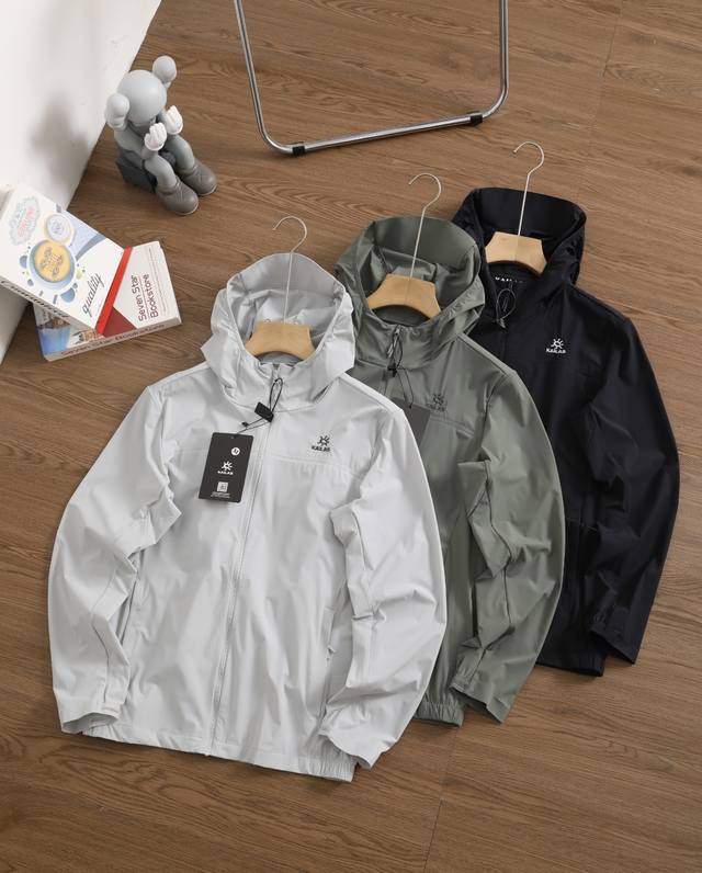 上新 品牌：凯乐石 Kailas 尺码：M-L-Xl-Xxl-Xxxl 颜色：黑色-绿色-白色 类型：轻量户外运动速干透气防晒皮肤衣 材质：冰丝凉感速干透气防晒