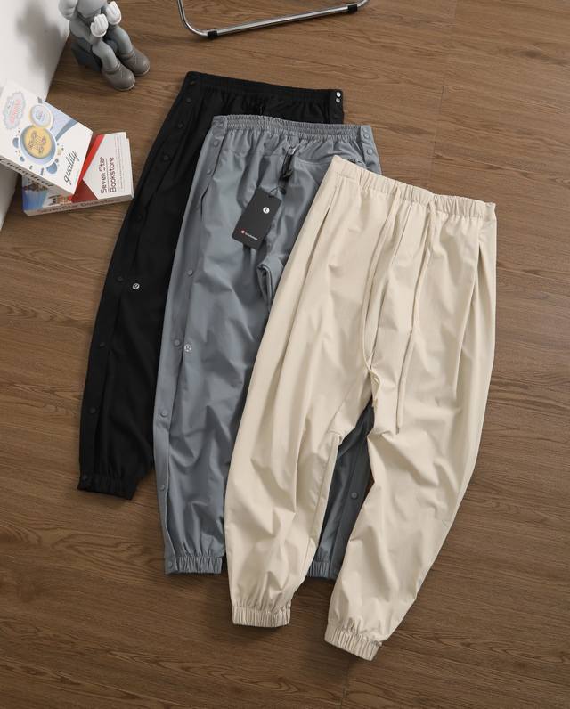 上新 品牌：露露乐蒙 Lululemon 尺码：S-M-L-Xl-Xxl 颜色：黑色-灰色-卡其色 面料科技: 防泼水 强透气 速干耐磨 双排扣设计 裤型:直筒