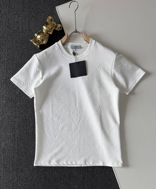 高品质 Prada 普拉达3D凹凸暗纹提花T恤！ 独家新品，高版本，高品质！ 定制300克全棉毛巾面料满印提花，质感舒适度都是拉满的，辨识度很高，上身简约百搭，