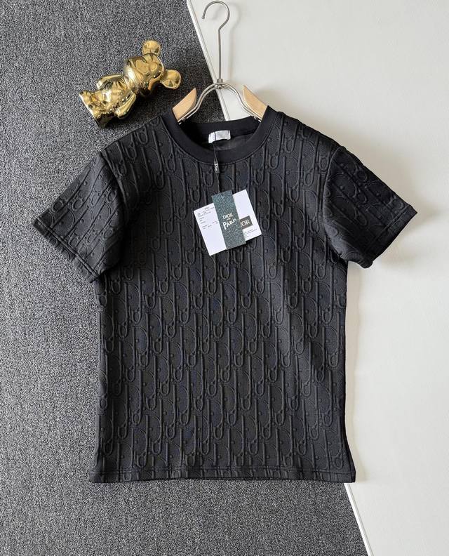 高品质 Dior 迪奥3D凹凸暗纹提花T恤！ 独家新品，高版本，高品质！ 定制300克全棉毛巾面料满印提花，质感舒适度都是拉满的，辨识度很高，上身简约百搭，手感