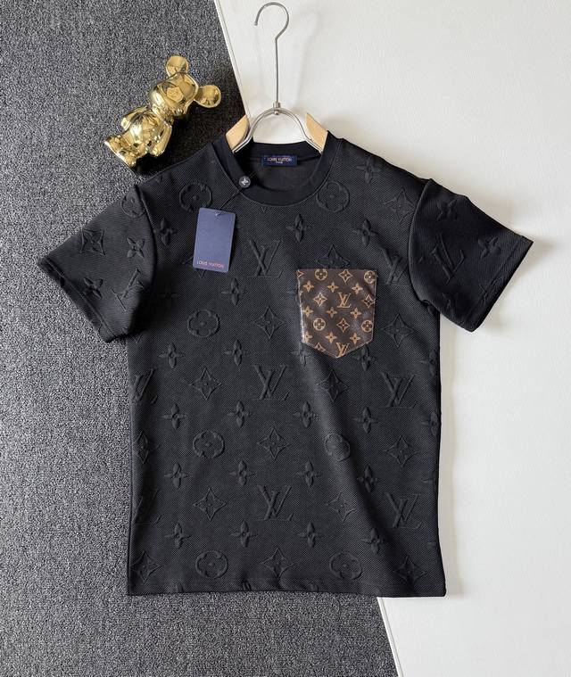 高品质 Louis Vuitton 路易威登3D凹凸暗纹提花T恤！ 定制300克全棉毛巾面料满印提花，质感舒适度都是拉满的，辨识度很高，上身简约百搭，手感非常舒