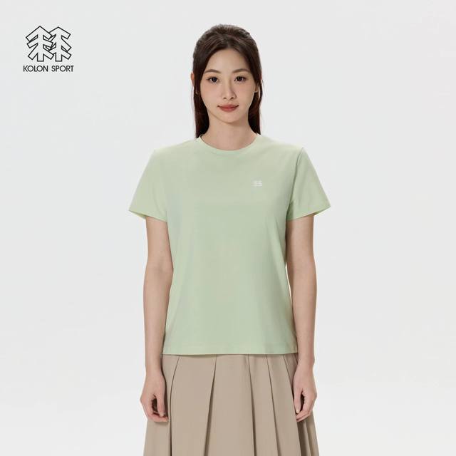 Kolonsport可隆女款专柜Seco圆领短袖速干T恤！这款T恤主打功能性与舒适性，简单休闲，体感极度轻盈舒适。精致3D立体压胶Logo字母非常的具有立体感！