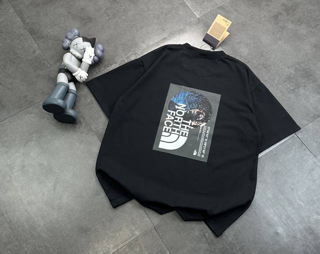 潮牌北面官网同款同步短袖！胸前Logo点缀胸前，简约又不失时尚感，一眼就狠狠拿捏住了！正肩版型对各种身材都很友好，穿起来整个人显得挺拔又精神，瞬间男友力拉满上