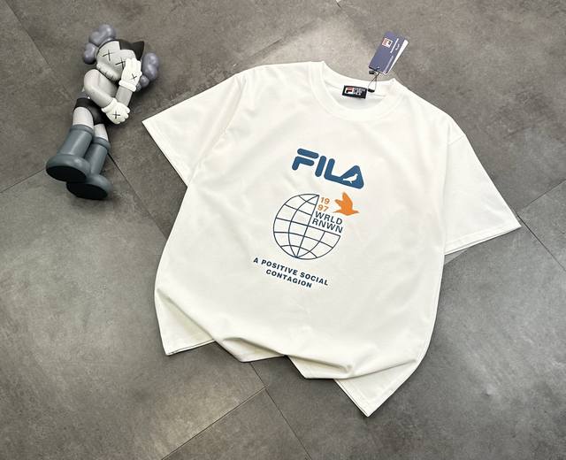 潮牌Fila斐乐官网同款同步短袖！胸口Logo点缀胸前，简约又不失时尚感，一眼就狠狠拿捏住了！正肩版型对各种身材都很友好，穿起来整个人显得挺拔又精神，瞬间男友力