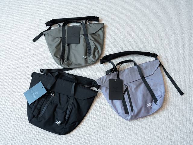 顶级户外单品包包 小鸟 Agranville Shoulder 户外肩包 尺寸：39*10*30Cm 颜色：紫色 墨绿色 黑色 超级轻便，户外日常都是随意搭配！