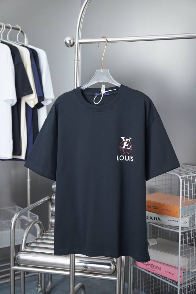 高版本 25Ss早春新款 发泡绒面Lv字母短袖 轻奢主义 男女日常通勤穿搭必备单品 正确版本 欢迎对比 详细特征 320克100% 纯棉双纱汗布面料 同缸定染特