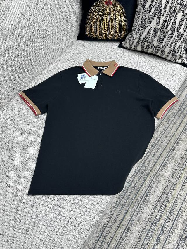 高版本 巴宝莉 25Ss新款Polo 衫，选用轻盈棉质珠地网眼布打造，衣领处搭配品牌针织徽标。呈现修身版型。衣领和袖口融入镶边设计，点缀同色系马术骑士徽标 Ek