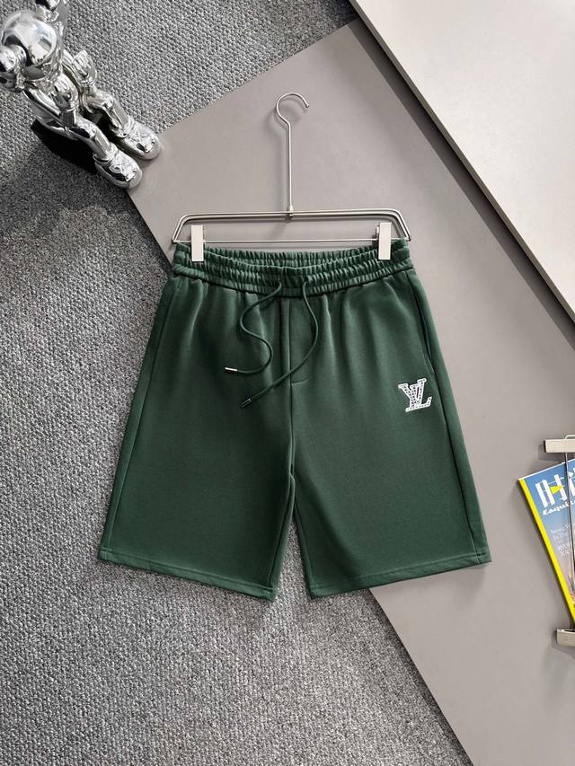 高版本 Lv 2025新款 轻奢主义 高密度重叠刺绣Logo 后开袋 男女日常通勤 穿搭必备 休闲短裤 定制毛圈面料 进口机刺绣工艺 腰标吊牌洗水唛三标齐全 颜