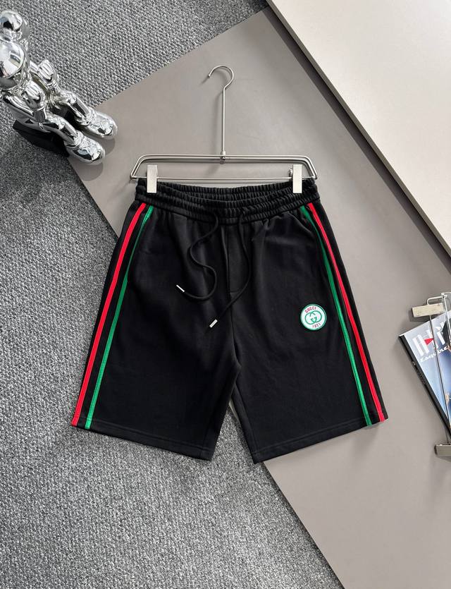 高版本 Gucci 古驰 2025新款 男女日常通勤 穿搭必备 红绿细条纹织带拼接 定制章仔Logo 休闲短裤 定制毛圈面料 腰标吊牌洗水唛三标齐全 颜色：黑色