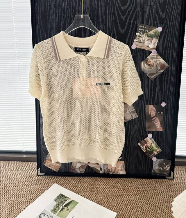 价格P： 品名：Mium*U镂空菱格翻领针织Polo短袖 尺码：S.M.L 颜色：奶白 这件镂空菱格短袖太适合夏天甜美啦！日常通勤或约会都，搭配A字短裙+玛丽珍