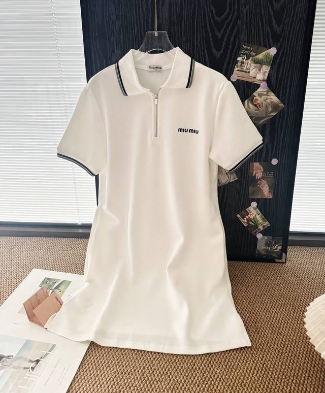价格P： 品名：Mium*U 全新刺绣拉链Polo连衣裙 尺码：S.M.L 颜色：白色 一眼就爱了的Polo衫连衣裙，这款裙子就是复古与时髦的完美结合。穿上它，