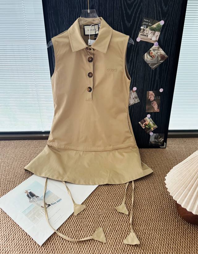 价格P： 品名：Gucc* 老钱风刺绣抽绳背心连衣裙 尺码：M.L 颜色：卡其 Gg老钱风抽绳背心裙，是经典的土系配色，简单又不失个性法式复古，优雅气质感单品，