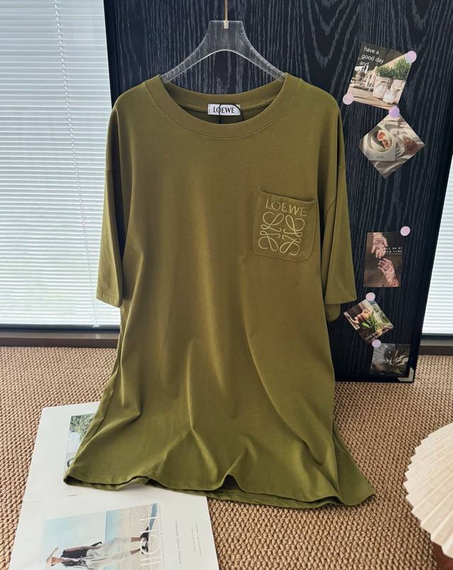 价格P： 品名：Loew* 牛油果绿口袋刺绣短袖 尺码：M.L 颜色：牛油果绿 牛油果绿清新配色，夏日新色来袭。清新又显白的牛油果绿，质感满满。适合夏日，今年特