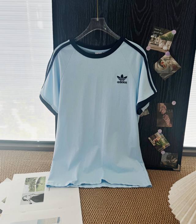 价格P： 品名：Adida* Ad三叶草刺绣海盐蓝短袖 尺码：S.M.L 颜色：蓝色 今年很火的蓝色的三叶草T恤，真的爱了面料也超舒服，透气又轻薄，夏天穿完全不