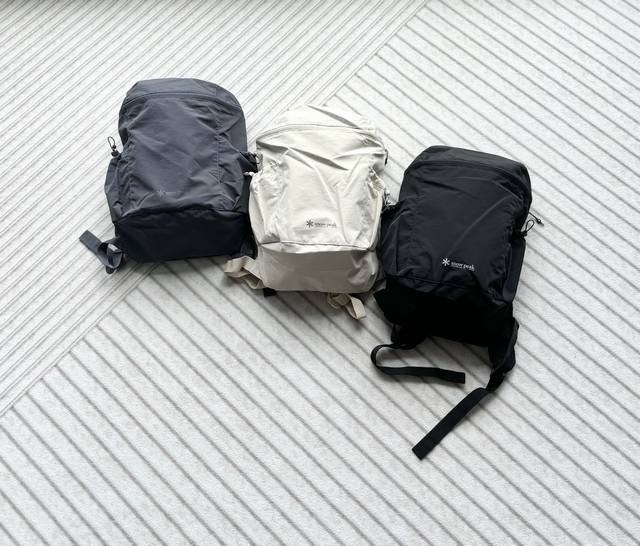 Snowpaek 雪峰17L 双肩包 尺寸：28*12*42Cm 灰色 黑色 米白色 Snow Peak 17L 品牌标识 尼龙 双肩包 常规 男女同款情侣款