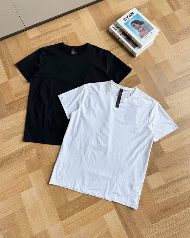 颜色：黑色 白色 尺码：M到3Xl Lululemon网眼拼接功能T恤吸湿速干弹力户外春夏季 线上400+ 两种面料拼接设计！整体后背X部位网眼透气面料拼接胸部