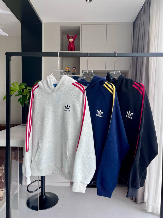 三叶草撞色三杠卫衣 阿迪达斯Adidas 三叶草休闲撞色三杠连帽卫衣，名副其实的百穿不厌系列，Os版型上身效果超赞，三个配色都是超级好看的，三个色也都巨好搭，太