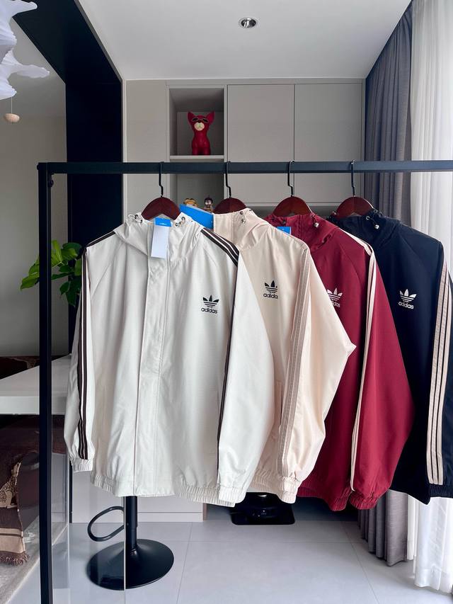 三叶草四色连帽外套 阿迪达斯Adidas三杠四色连帽外套夹克，经典的才是永恒的经久不衰，版型宽松，随便搭配一条运动裤出门，时尚有型！拿捏住了吗 真的太啦 衣橱必