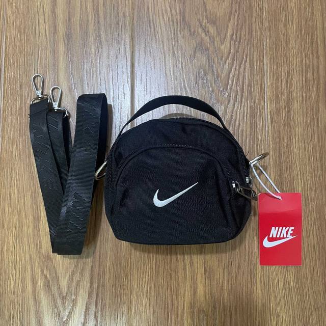 Nike耐克大勾子可拆卸肩带手提包单肩包斜挎包 五金挂钩 舒适手提 时尚设计 颜色：黑色 尺寸：14X18.5X11Cm 肩带：112Cm 材质：布