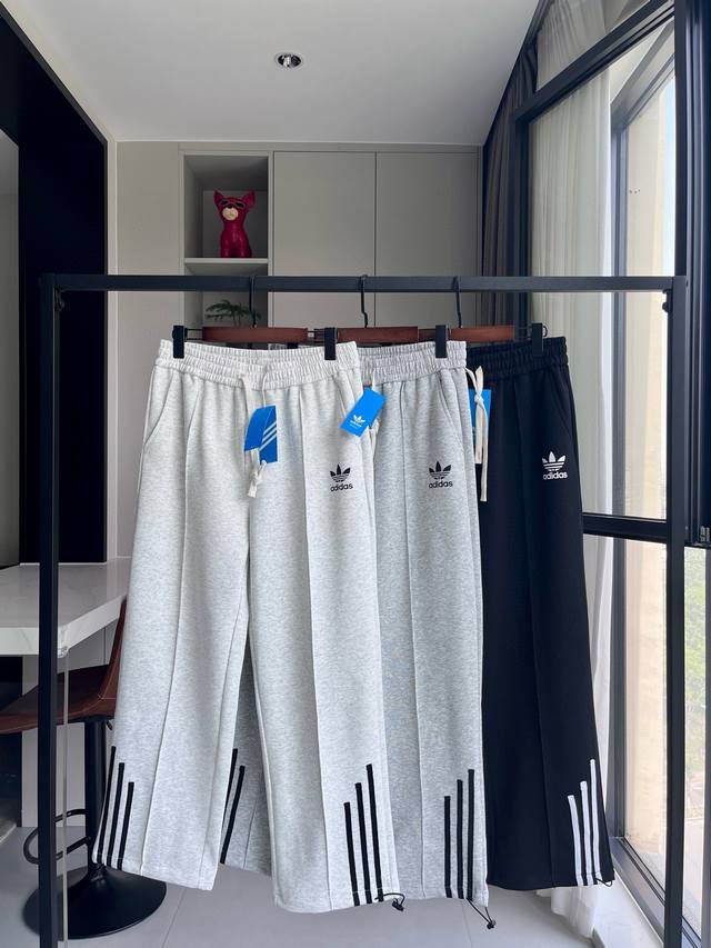三叶草裤脚三条杠卫裤 阿迪达斯三叶草Adidas裤脚三条杠卫裤直筒裤阔腿裤休闲裤运动裤，一裤两穿，可直筒可束脚，高街潮流痞帅风 版型优秀 能衬托腿型 保持舒适的