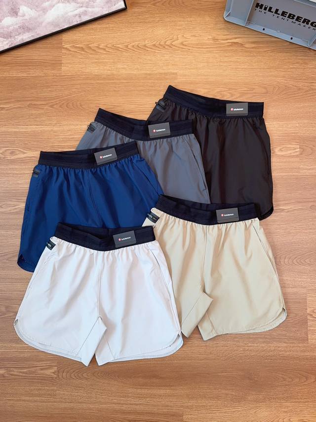 Lululemon 露露新款轻量透气户外运动 机能通勤短裤 面料手感超级舒服！轻薄透气！ 高端立体裁剪设计，上身运动灵活舒适！ 代工品质。 后腿处经典Logo，
