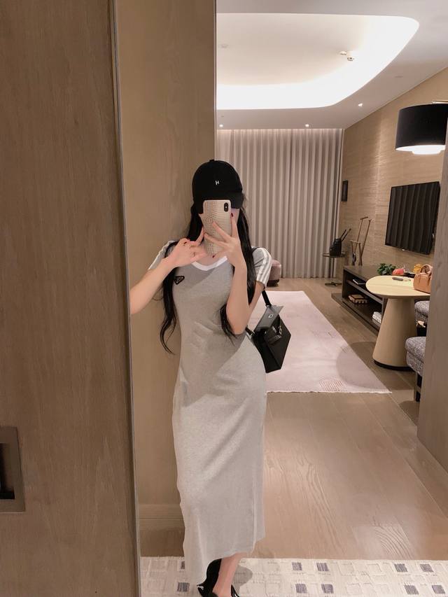 上新 Prad* 普拉达 25Ss定制经典三角牌拼接撞色显瘦短袖连衣裙～ 女神必备 颜色：黑色 灰色 码数：Sml S码推荐： 80~ M码推荐： ～115 L