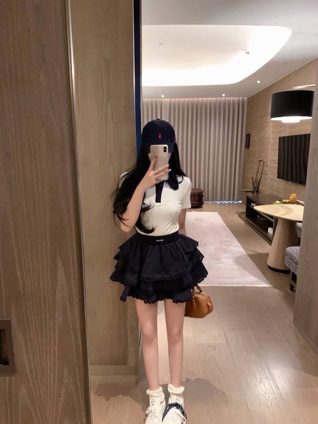 上新 套装 Miumiu 谬谬 撞色蕾丝花边Polo短袖蛋糕裙套装 两色 搭配蕾丝边蛋糕裙 学院风一套 太减龄了这一身 撞色设计海军蓝和纯白经典配色 少女感满满