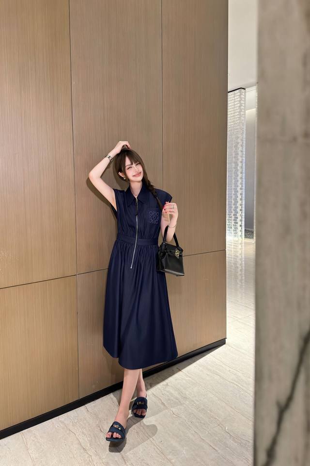 上新 Lw 罗意威25春夏Logo标装饰半拉链牛仔连衣裙 气质的翻领设计，短袖半拉链，收腰大裙摆剪裁。上身轻松分割身材比例，拿捏酷帅减龄少女感，日常街拍绝绝子。