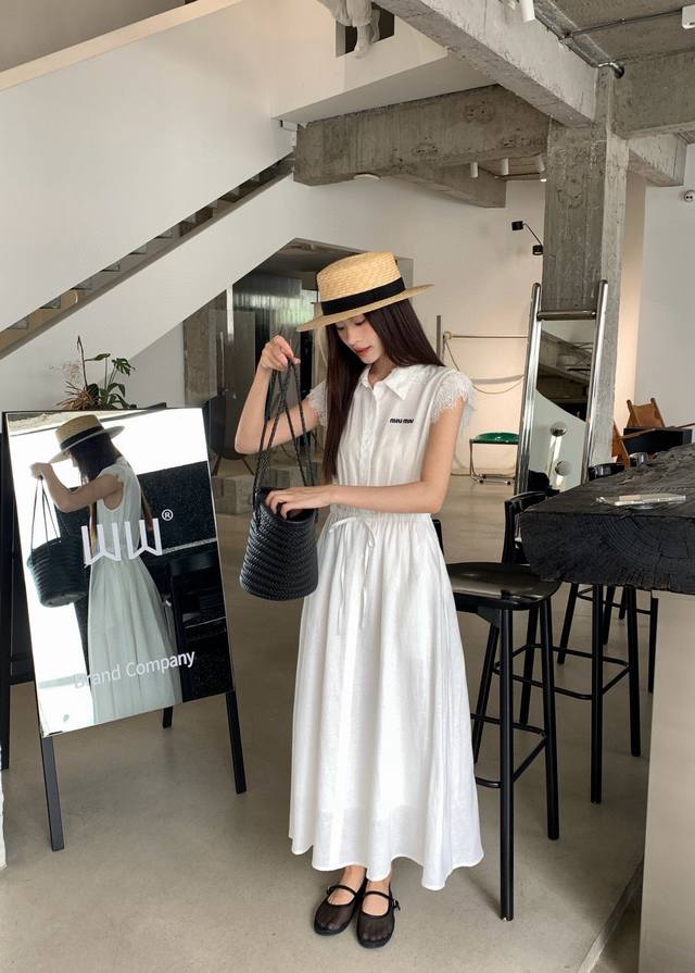 上新 Miumi* 缪缪 蕾丝花边袖口拼接白色连衣裙 小飞袖设计 轻松遮住手臂的肉肉 袖口采用双层蕾丝花边拼接 与领子上的花边相呼应 很有细节感～ 颜色：白色