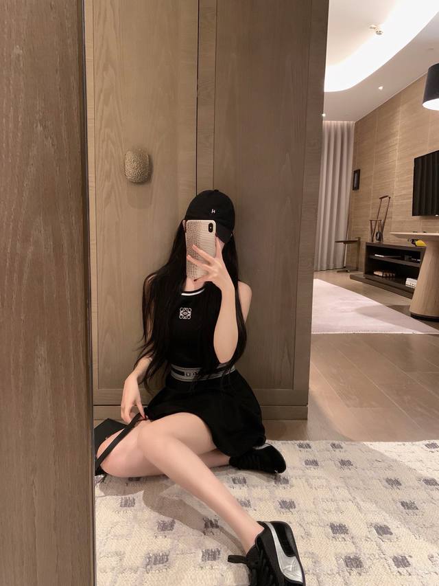 上新 Loew* 罗意威 订制Logo字母橡筋撞色背心连衣裙 颜色：黑色 白色 码数：Sml S码推荐： 80~ M码推荐： ～115 L 码推荐： 115～1