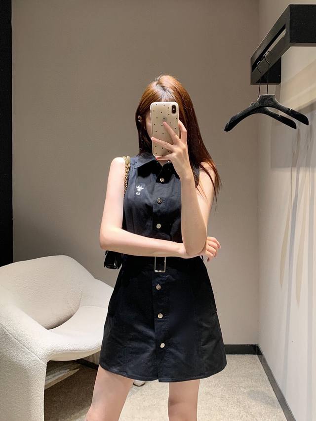 上新 迪奥 小蜜蜂衬衫裙 版型真的太显瘦了 黑色显白显瘦 配送腰带 很能修饰身形 轻松穿出线条感～ 白色的高级感很足 干净纯粹自带温柔气质 无论什么肤色都能轻松