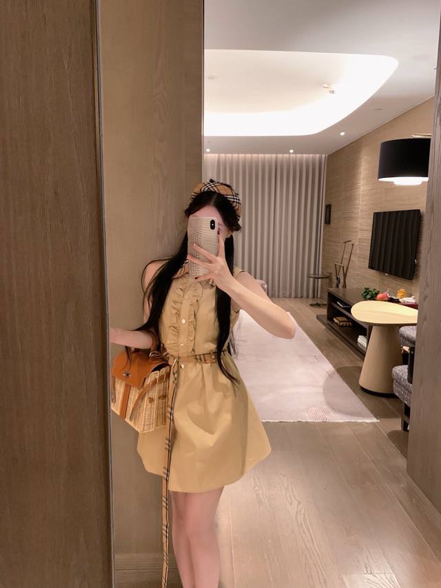 上新 巴宝莉荷叶边连衣裙来啦！ 显瘦又高级！ 这条裙子也太好穿了吧！ 巨显腿长 小个子闭眼入！ 褶皱设计更显瘦 胯宽姐妹放心冲～ 高级感直接拉满！ 颜色：卡其