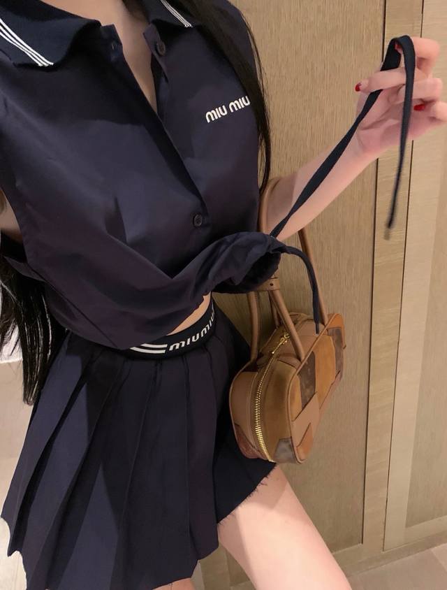 上新 缪缪 学院风棒球套裙 谁的美式小姐姐 海军领小白裙超级初恋风 面料洗水棉很舒适 腰部裙摆长度刚刚好 颜色：藏青 白色 码数：见尾图