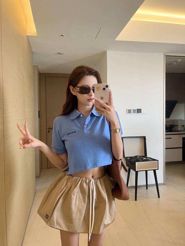 上新 缪缪 俏皮千金感套装～ Polo衫蓬蓬裙 这一套蓝和卡其的配色碰撞 很俏皮可爱 颜值质感在线～ 一眼就是俏皮千金的穿搭风格！！ 颜色：蓝色 码数：见尾图