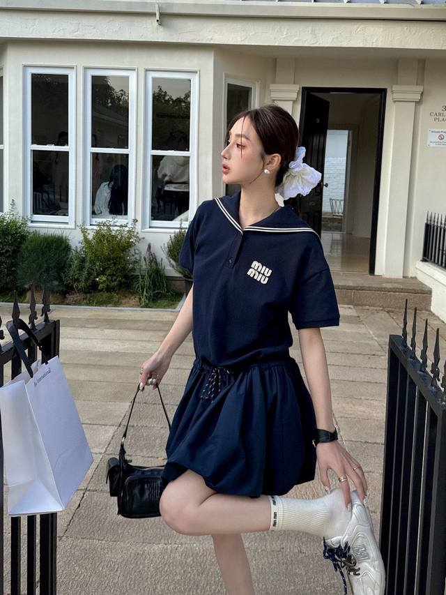上新 Miumiu 缪缪 2025Ss春夏新款海军风小翻领连衣裙 花苞裙版型 可爱俏皮有活力 超薄珠地棉保持版型的同时又保证舒适度 现货秒发 颜色：蓝色 码数：