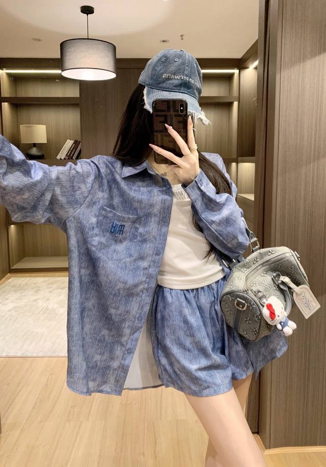 上新 套装 Miumi* 缪缪 25Ss口袋经典字母Logo图案刺绣套装 翻领衬衣上衣短裤 的组合 多种穿搭 干净又利落的设计 随性又甜酷复古的颜色十分显白 ！