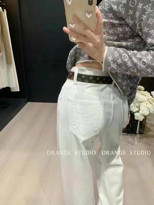 上新 Louis Vuitto* 驴 25Ss后口袋压花直筒牛仔裤 配皮带 颜色：白色 尺码: Sml见尾图