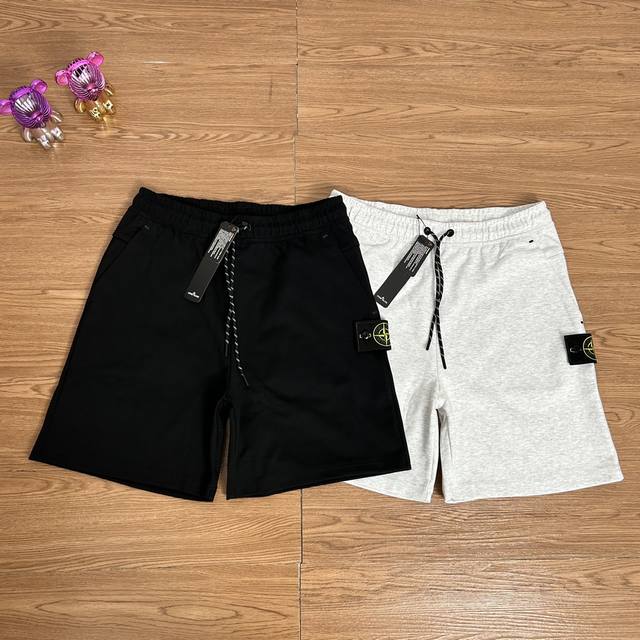 Stone Island 石头岛基础款背后拉链勋章短裤 甄选品质 实拍可见 面料采用高品质正品纯棉毛圈面料 质感有型 清凉面料 面料上身舒服 当季必备 版型超正