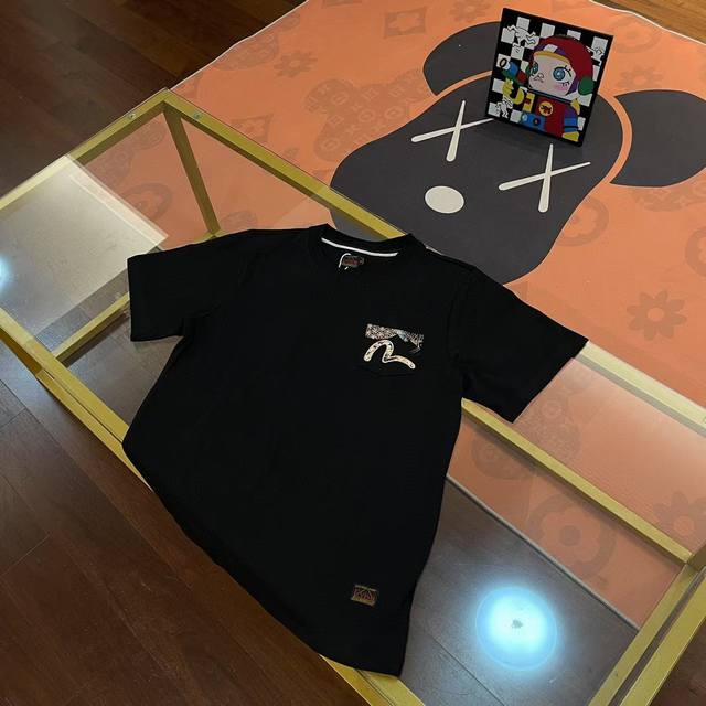 上新 福神25Aw男士多口袋鲫鱼刺绣植绒T桖2Eahtm2S Xxctblkx休闲单品易于搭配，人气一直居高不下。以优质纯棉布料打造，剪裁合身，背面更可见刺绣与