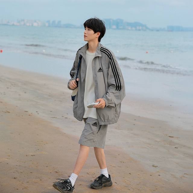 套装阿迪达斯Adidas美式夏季新款Upf80+防晒衣套装情侣休闲短款条纹Pu印花防晒套装外套短裤 此款面料采用Upf80+防晒褶皱面料轻薄透气零负重感！非常舒