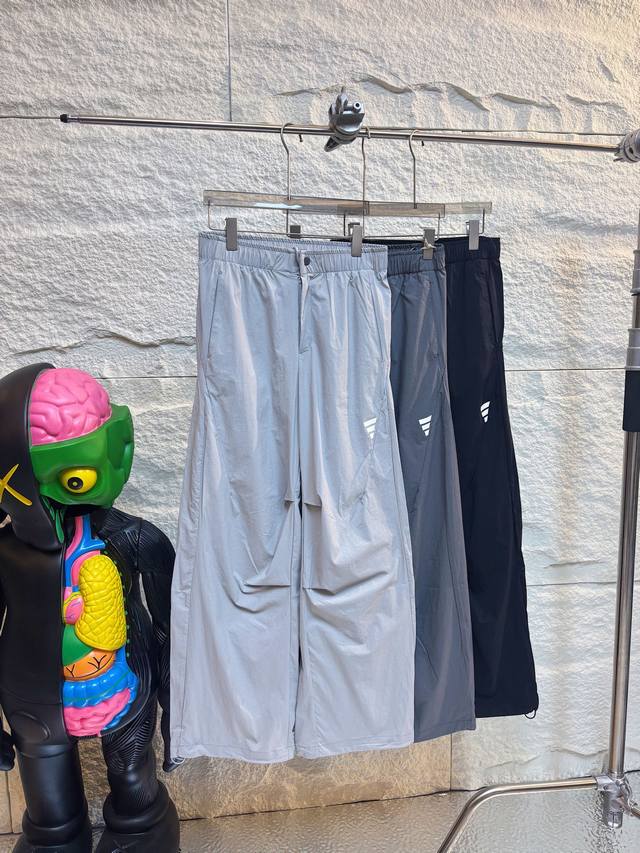 夏日不爱穿短裤的福音！！Adidas Fos系列 Woventracksuitbottoms夏日轻薄机能空调裤，面料锦氨混纺！得益于氨纶的加入，使得面料超薄，超
