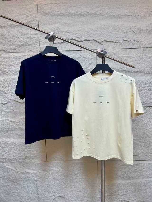 解构与重塑的先锋对话 Adidas S.F.T.M联名破洞废土风纯棉短袖Tee 在潮流与艺术的边界，Adidas与S.F.T.M携手掀起一场颠覆传统的时尚革命，